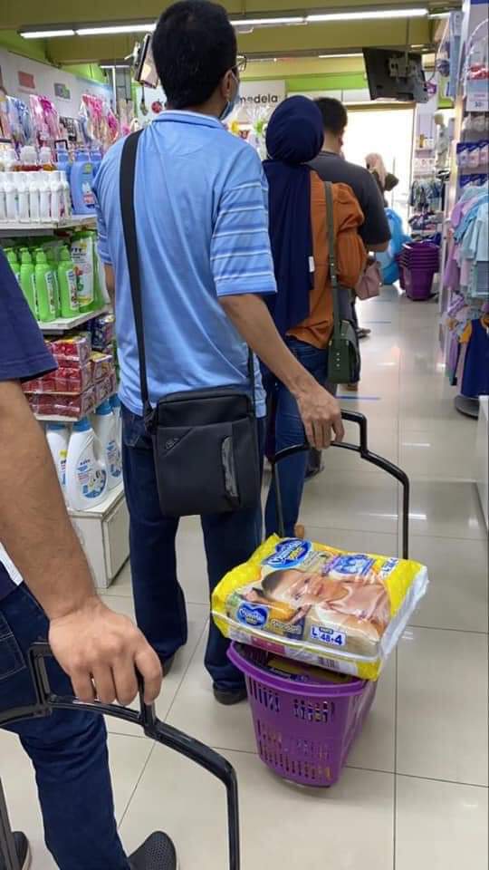 Tersentuh Hati Melihat Seorang Bapa di Babymall